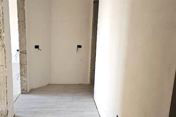 Shtepi ne shitje Apartament ne Tirane, 1+1, Mobilimi Bosh, pa mobiluar, Pagesa 112,420  Euro.