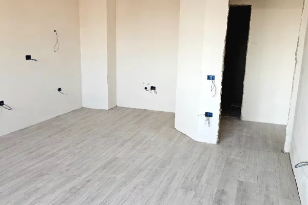 Shtepi ne shitje Apartament ne Tirane, 1+1, Mobilimi Bosh, pa mobiluar, Pagesa 112,420  Euro.