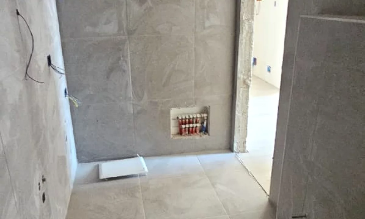 Shtepi ne shitje Apartament ne Tirane, 1+1, Mobilimi Bosh, pa mobiluar, Pagesa 112,420  Euro.