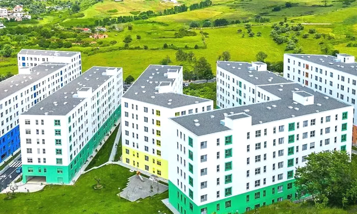 Shtepi ne shitje Apartament ne Tirane, 2+1, Mobilimi Pjeserisht e mobiluar, Pagesa 101,500  Euro.