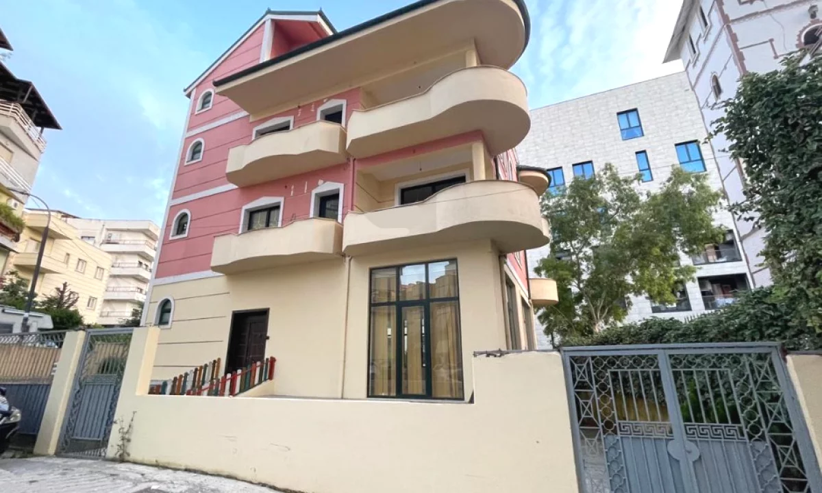Shtepi ne shitje Shtepi Private ne Tirane, 5+1, Mobilimi Pjeserisht e mobiluar, Pagesa 1,000,000  Euro.
