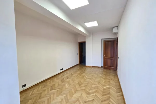 jepet Ambient per Zyra me Qira te Torre Drini ne Qender.  ▪️Kati 10