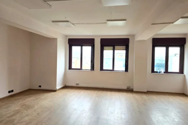 jepet Ambient për Zyra me Qira te Torre Drini ne Qender.  ▪️Kati 10