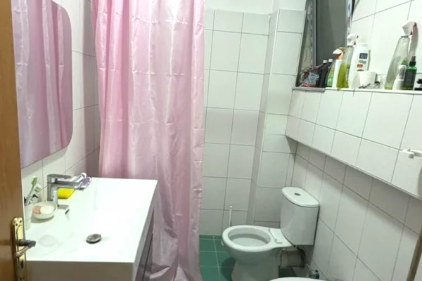 APARTAMENT 1+1 ME SHITJE TEK SHKALLA E KAVAJËS 🏡