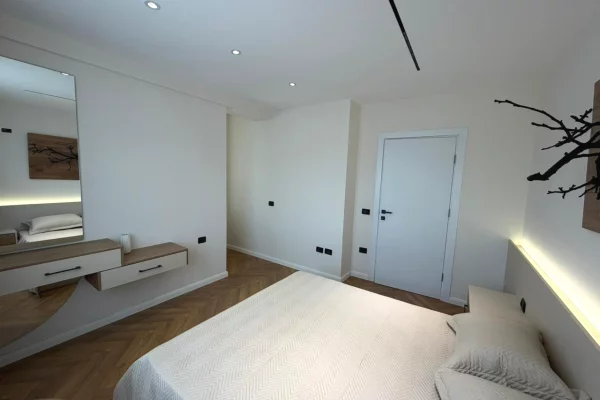 Shtepi ne shitje Apartament ne Tirane, 2+1, Mobilimi E mobiluar, Pagesa 240,000,000  Leke.