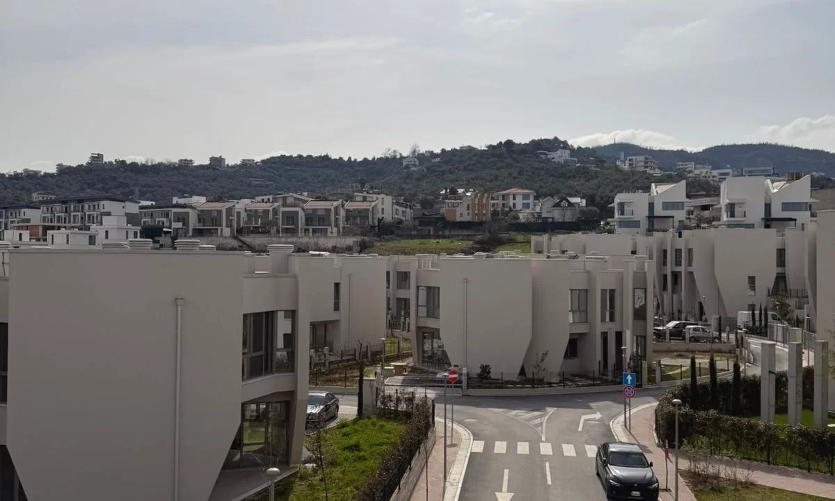 Shtepi ne shitje Apartament ne Tirane, 2+1, Mobilimi Bosh, pa mobiluar, Pagesa 380,000,000  Leke.