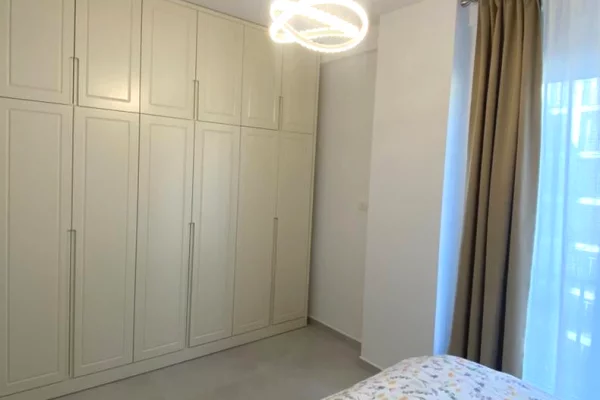 Shtepi me qera Apartament ne Tirane, 2+1, Mobilimi E mobiluar, Pagesa 1,000  Euro.
