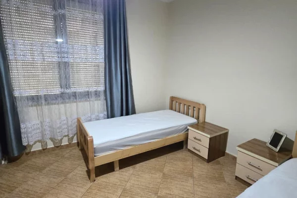 Shtepi me qera Apartament ne Tirane, 2+1, Mobilimi E mobiluar, Pagesa 75,000  Leke.