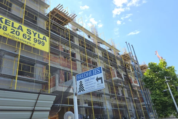 Shtepi ne shitje Apartament ne Tirane, 1+1, Mobilimi Bosh, pa mobiluar, Pagesa 52,500  Euro.