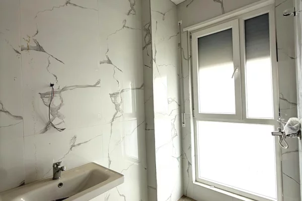 Shtepi ne shitje Apartament ne Tirane, 2+1, Mobilimi Bosh, pa mobiluar, Pagesa 214,000  Euro.