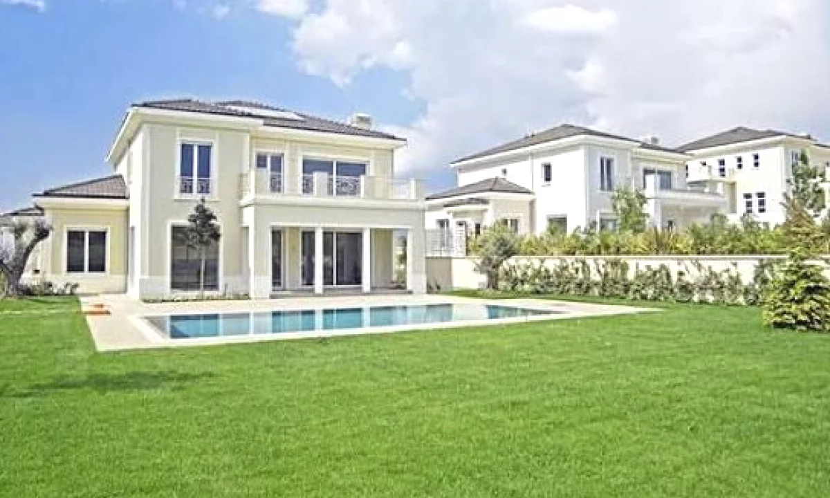 Shtepi ne shitje Vila Luksoze ne Tirane, 1+1, Mobilimi Bosh, pa mobiluar, Pagesa 1,600,000  Euro.