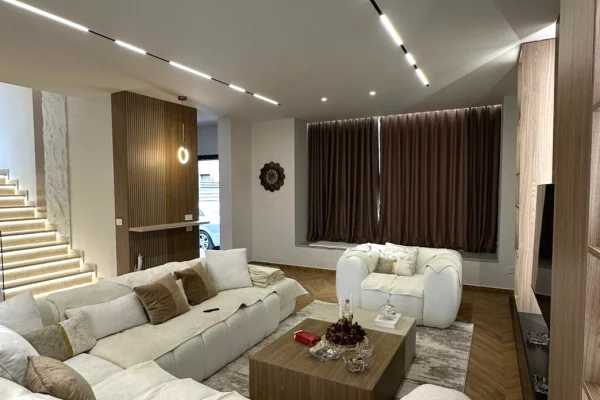 Shtepi me qera Vila Luksoze ne Tirane, 4+1, Mobilimi E mobiluar, Pagesa 2,800  Euro.