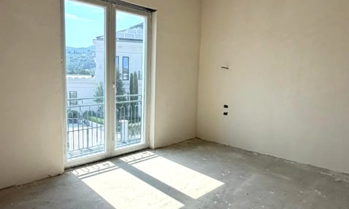 Shtepi ne shitje Apartament ne Tirane, 3+1, Mobilimi Bosh, pa mobiluar, Pagesa 1,270,000  Euro.