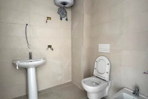 Shtepi ne shitje Apartament ne Tirane, 1+1, Mobilimi Pjeserisht e mobiluar, Pagesa 65,750  Euro.