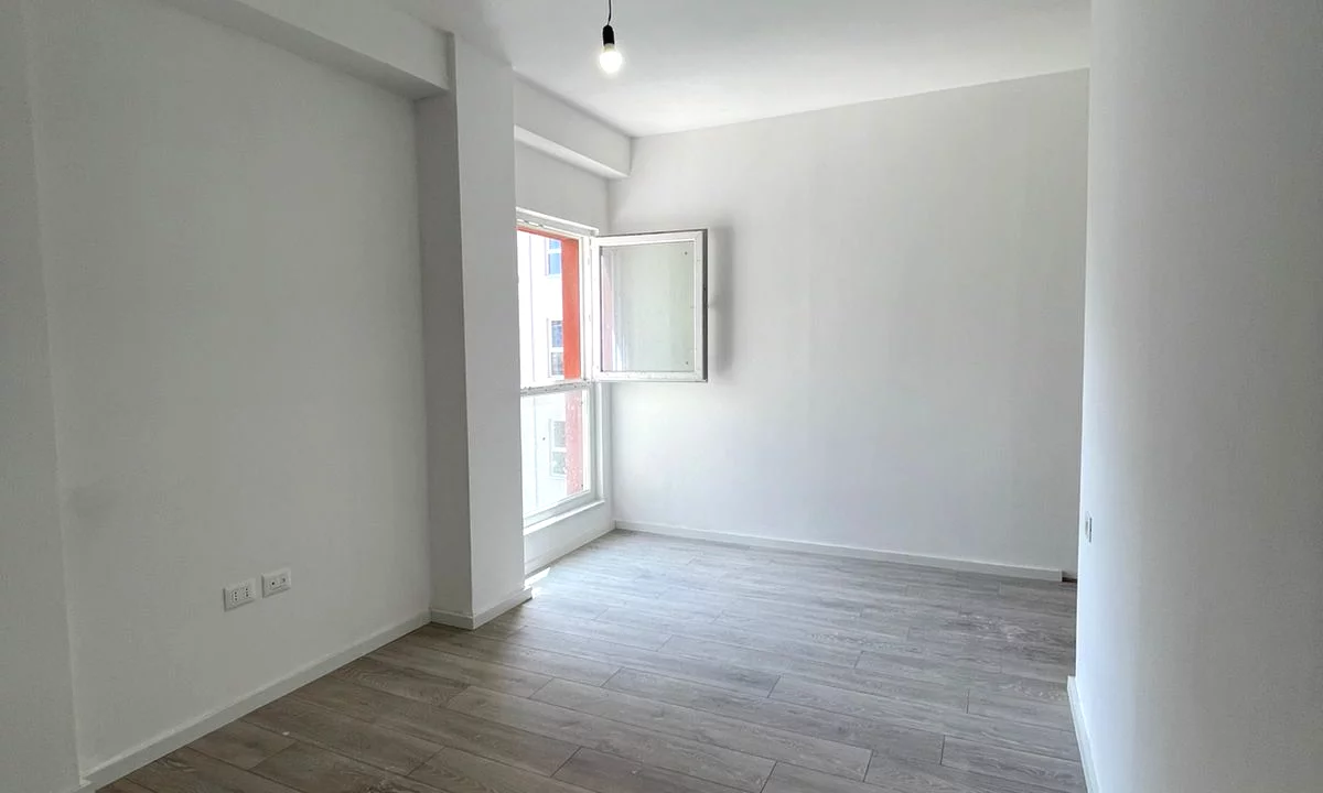 Shtepi ne shitje Apartament ne Tirane, 2+1, Mobilimi Bosh, pa mobiluar, Pagesa 178,000  Euro.