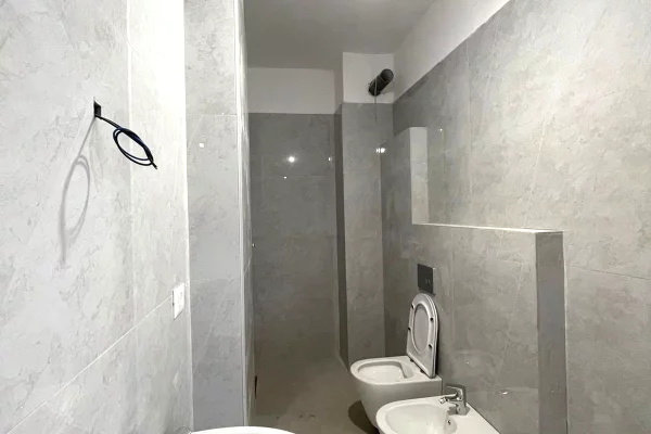 Shtepi ne shitje Apartament ne Tirane, 2+1, Mobilimi Bosh, pa mobiluar, Pagesa 178,000  Euro.
