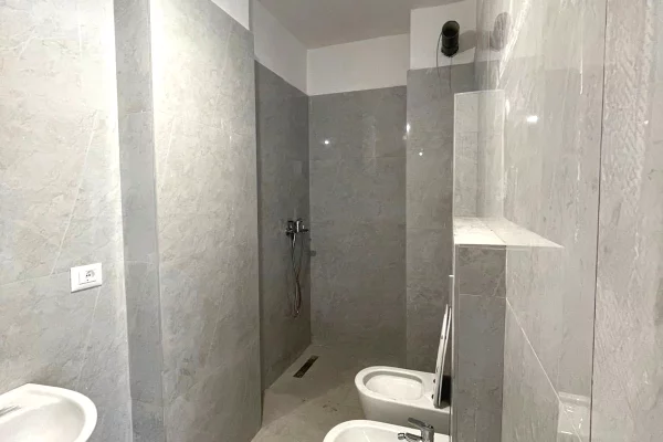Shtepi ne shitje Apartament ne Tirane, 2+1, Mobilimi Bosh, pa mobiluar, Pagesa 178,000  Euro.