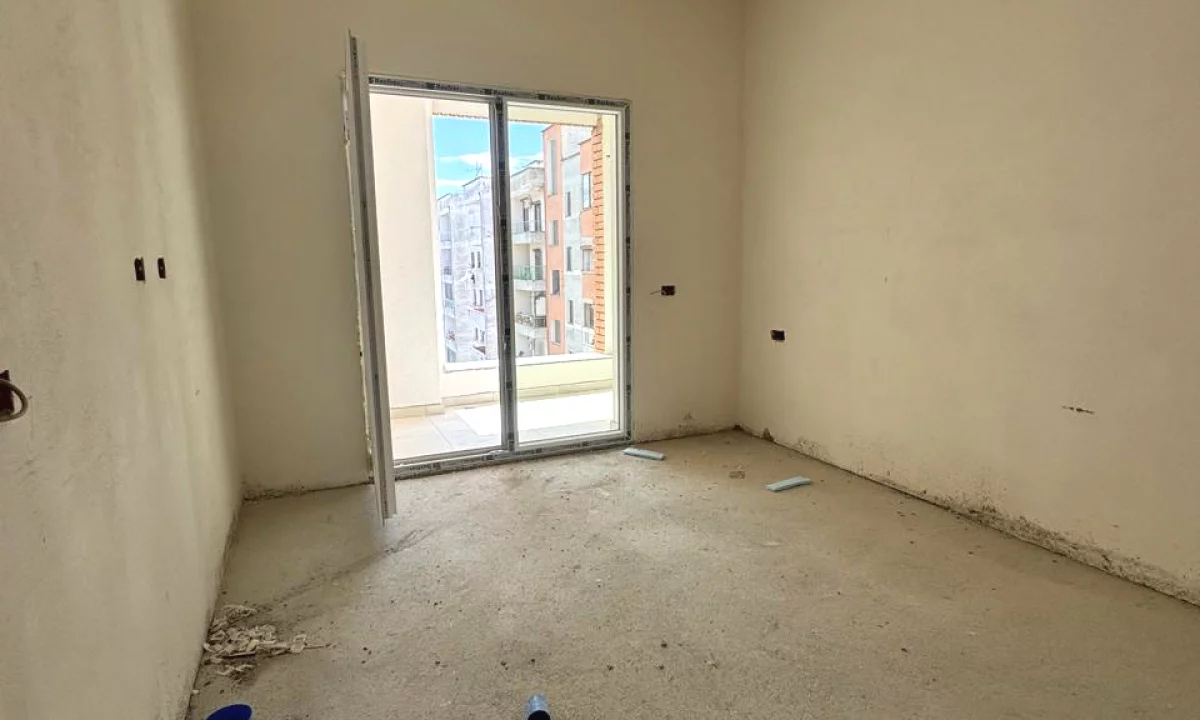 Shtepi ne shitje Apartament ne Tirane, 1+1, Mobilimi Bosh, pa mobiluar, Pagesa 92,500  Euro.