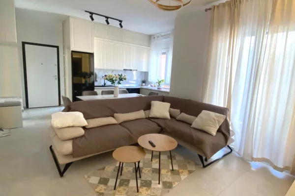 Shtepi me qera Apartament ne Tirane, 2+1, Mobilimi E mobiluar, Pagesa 900  Euro.