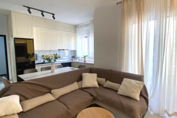 Shtepi me qera Apartament ne Tirane, 2+1, Mobilimi E mobiluar, Pagesa 900  Euro.