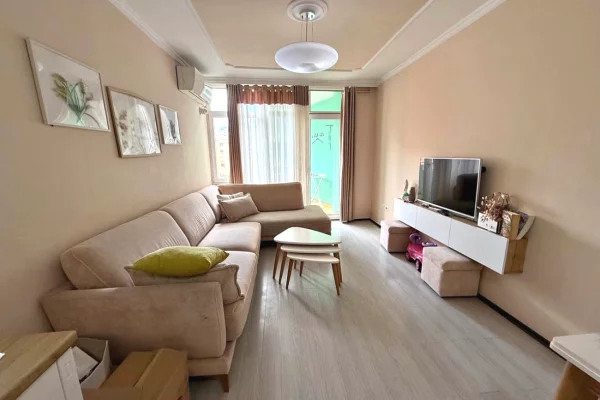 Shtepi me qera Apartament ne Tirane, 2+1, Mobilimi Pjeserisht e mobiluar, Pagesa 75,000  Leke.