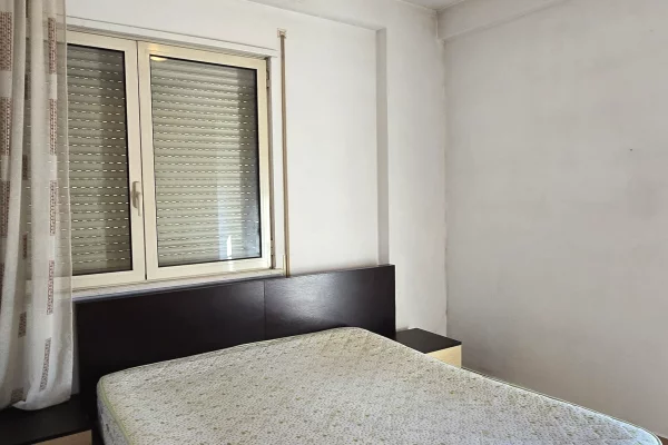 Shtepi ne shitje Apartament ne Tirane, 2+1, Mobilimi Bosh, pa mobiluar, Pagesa 160,000  Euro.