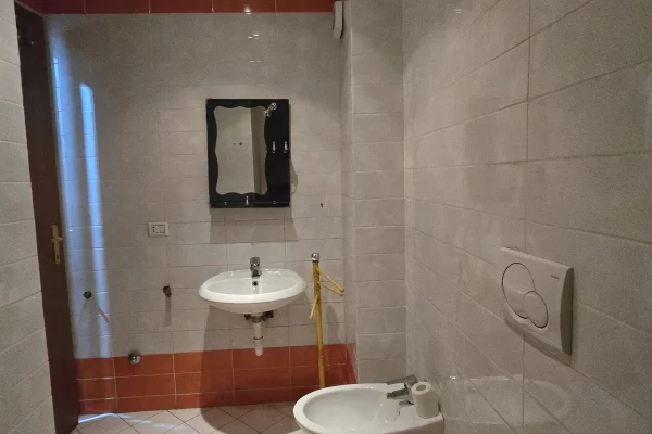 Shtepi ne shitje Apartament ne Tirane, 2+1, Mobilimi Bosh, pa mobiluar, Pagesa 160,000  Euro.