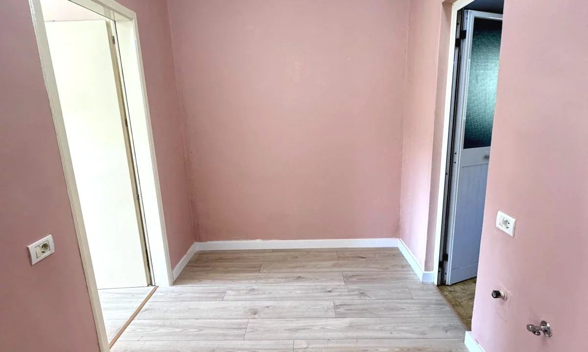 Shtepi ne shitje Apartament ne Tirane, 1+1, Mobilimi Pjeserisht e mobiluar, Pagesa 115,000  Euro.
