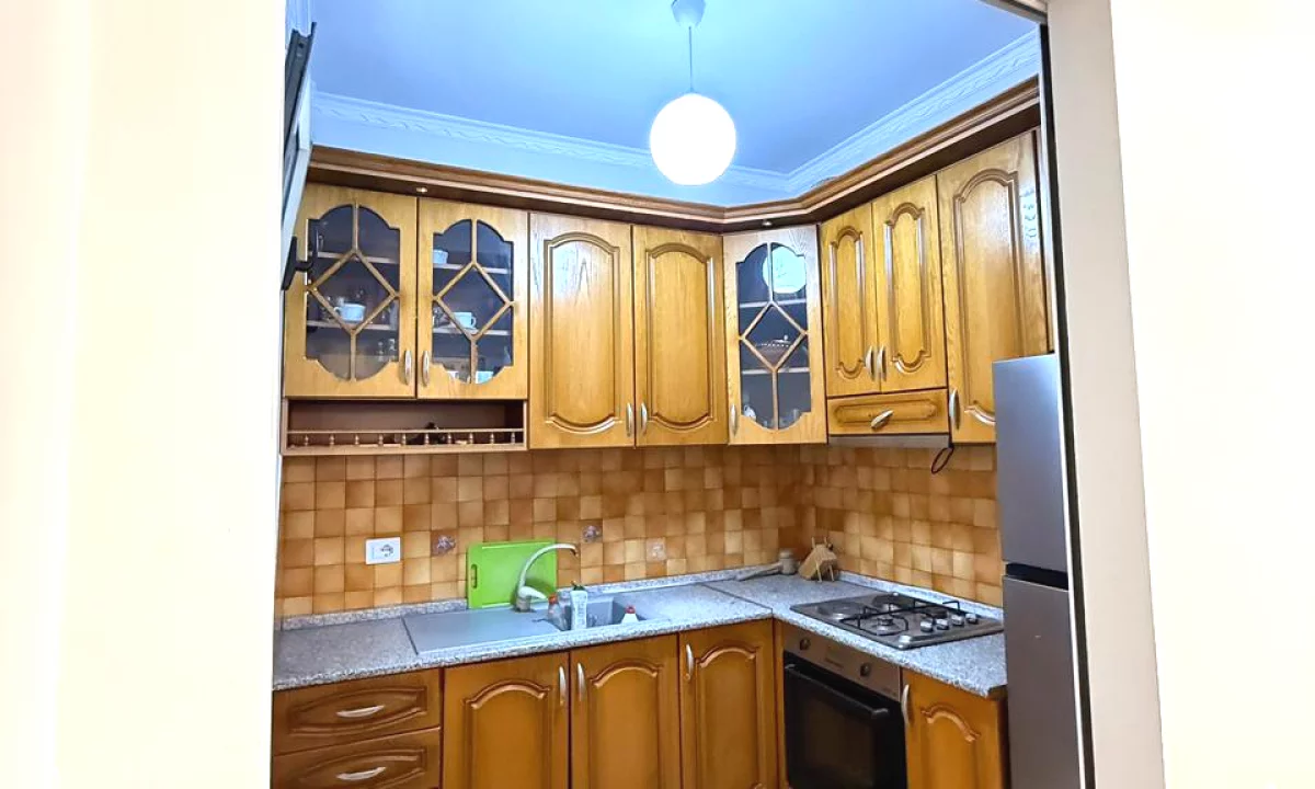 Shtepi ne shitje Apartament ne Tirane, 1+1, Mobilimi Pjeserisht e mobiluar, Pagesa 135,000  Euro.