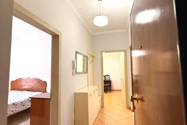 Shtepi ne shitje Apartament ne Tirane, 1+1, Mobilimi Pjeserisht e mobiluar, Pagesa 135,000  Euro.