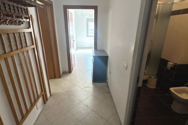 Shtepi ne shitje Apartament ne Tirane, 2+1, Mobilimi Bosh, pa mobiluar, Pagesa 145,000  Euro.
