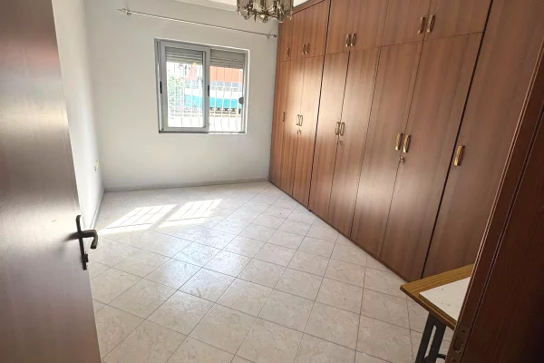 Shtepi ne shitje Apartament ne Tirane, 2+1, Mobilimi Bosh, pa mobiluar, Pagesa 145,000  Euro.