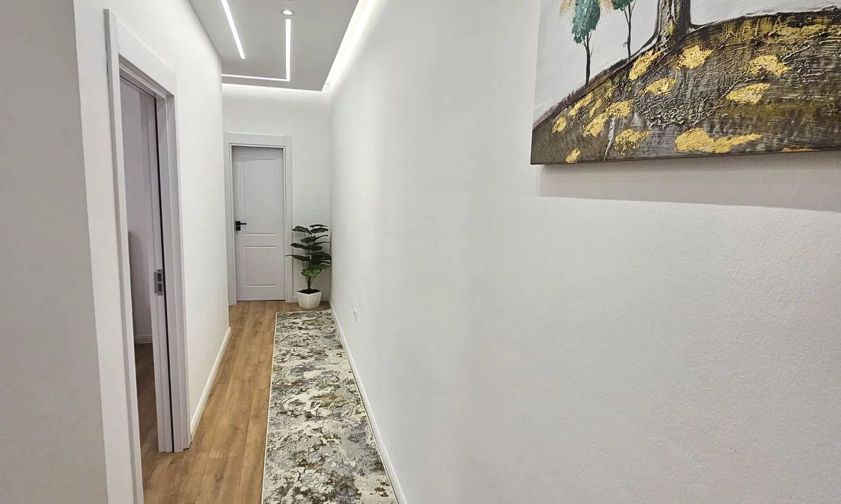 Shtepi ne shitje Apartament ne Tirane, 2+1, Mobilimi Pjeserisht e mobiluar, Pagesa 158,000  Euro.