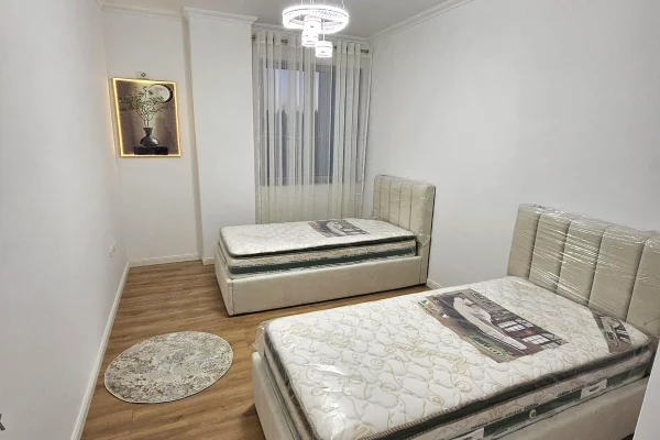 Shtepi ne shitje Apartament ne Tirane, 2+1, Mobilimi Pjeserisht e mobiluar, Pagesa 158,000  Euro.