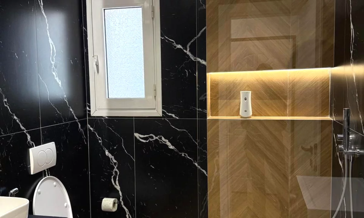 Shtepi ne shitje Apartament ne Tirane, 1+1, Mobilimi Bosh, pa mobiluar, Pagesa 180,000  Euro.
