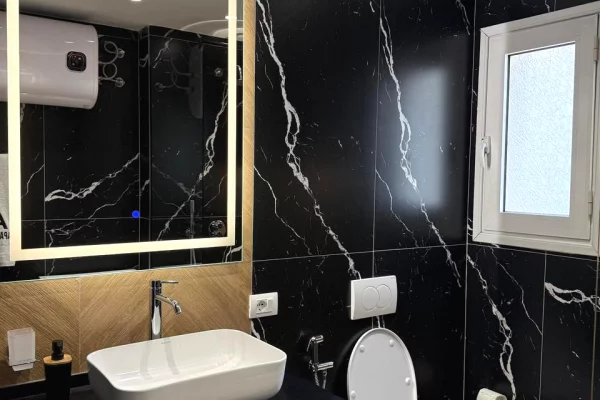 Shtepi ne shitje Apartament ne Tirane, 1+1, Mobilimi Bosh, pa mobiluar, Pagesa 180,000  Euro.