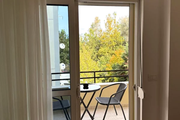 Shtepi ne shitje Apartament ne Tirane, 1+1, Mobilimi Bosh, pa mobiluar, Pagesa 180,000  Euro.