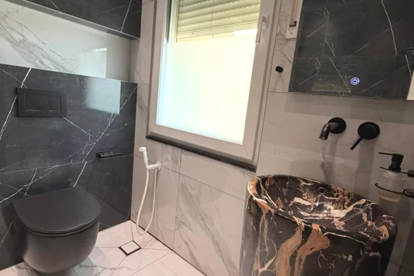 Shtepi me qera Apartament ne Tirane, 2+1, Mobilimi E mobiluar, Pagesa 1,350  Euro.