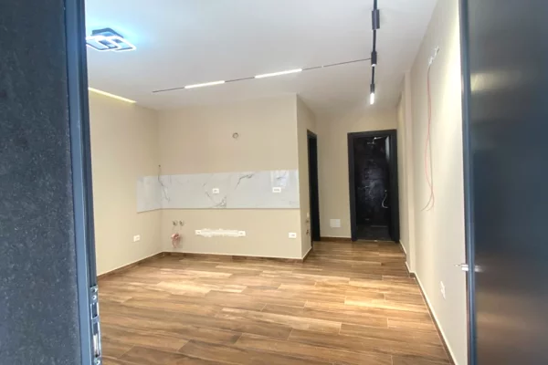  SHITET AMBIENT BIZNESI – 21 Dhjetori, prane Square 21