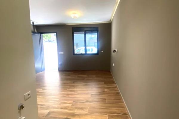  SHITET AMBIENT BIZNESI – 21 Dhjetori, prane Square 21