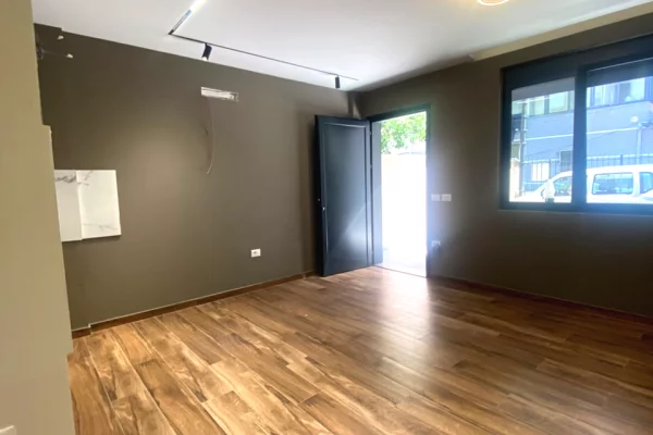  SHITET AMBIENT BIZNESI – 21 Dhjetori, prane Square 21