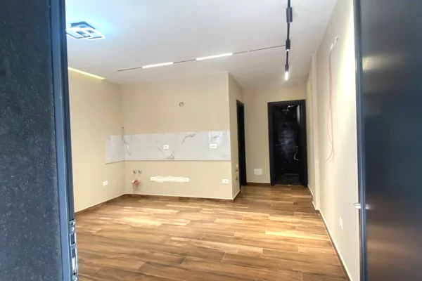  SHITET AMBIENT BIZNESI – 21 Dhjetori, prane Square 21