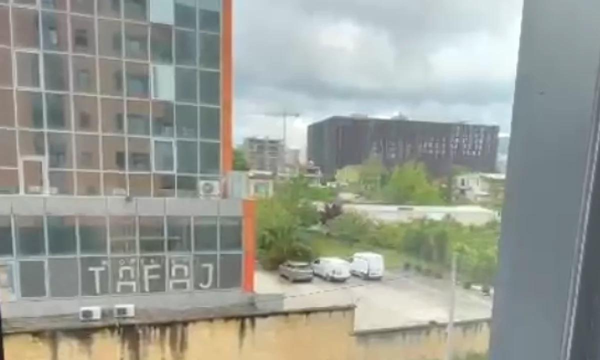 Shtepi ne shitje Apartament ne Tirane, 2+1, Mobilimi Bosh, pa mobiluar, Pagesa 220,000  Euro.