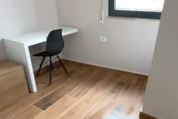 Shtepi ne shitje Apartament ne Tirane, 2+1, Mobilimi Bosh, pa mobiluar, Pagesa 220,000  Euro.
