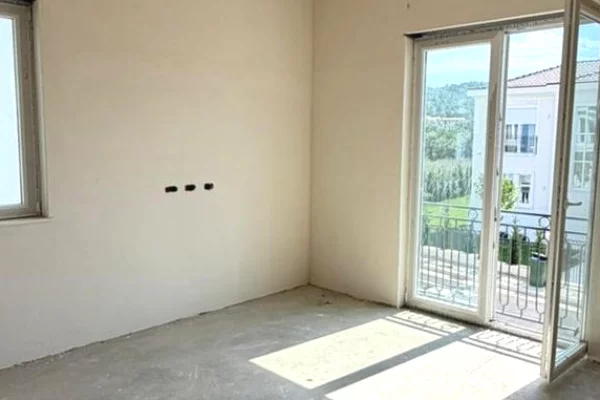 Luxury villas for sale in Tirana 4+1, Emty