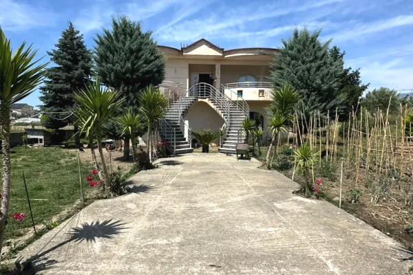 Shtepi ne shitje Vila Luksoze ne Tirane, 4+1, Mobilimi E mobiluar, Pagesa 280,000  Euro.