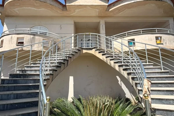 Shtepi ne shitje Vila Luksoze ne Tirane, 4+1, Mobilimi E mobiluar, Pagesa 280,000  Euro.