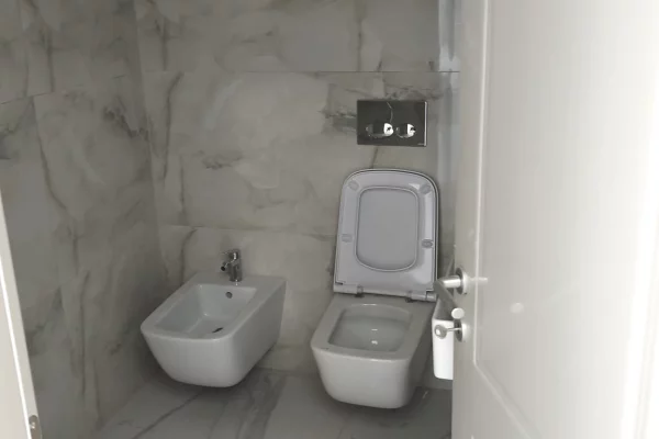 Shtepi ne shitje Apartament ne Tirane, 1+1, Mobilimi Bosh, pa mobiluar, Pagesa 132,000  Euro.