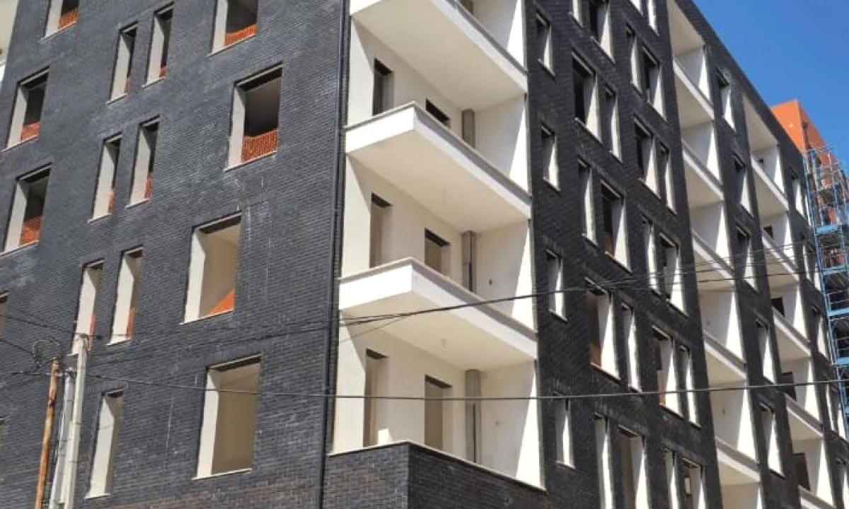 Shtepi ne shitje Apartament ne Tirane, 2+1, Mobilimi Bosh, pa mobiluar, Pagesa 118,640  Euro.