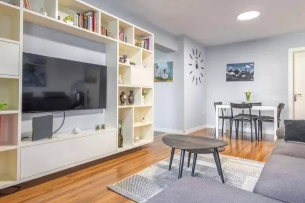 Shtepi me qera Apartament ne Tirane, 2+1, Mobilimi E mobiluar, Pagesa 1,000  Euro.